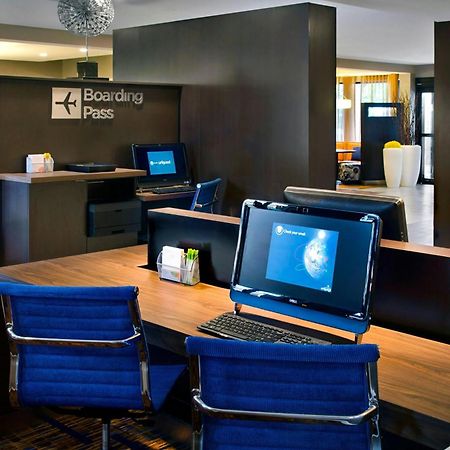 Отель Courtyard By Marriott Hartford Windsor Airport Экстерьер фото