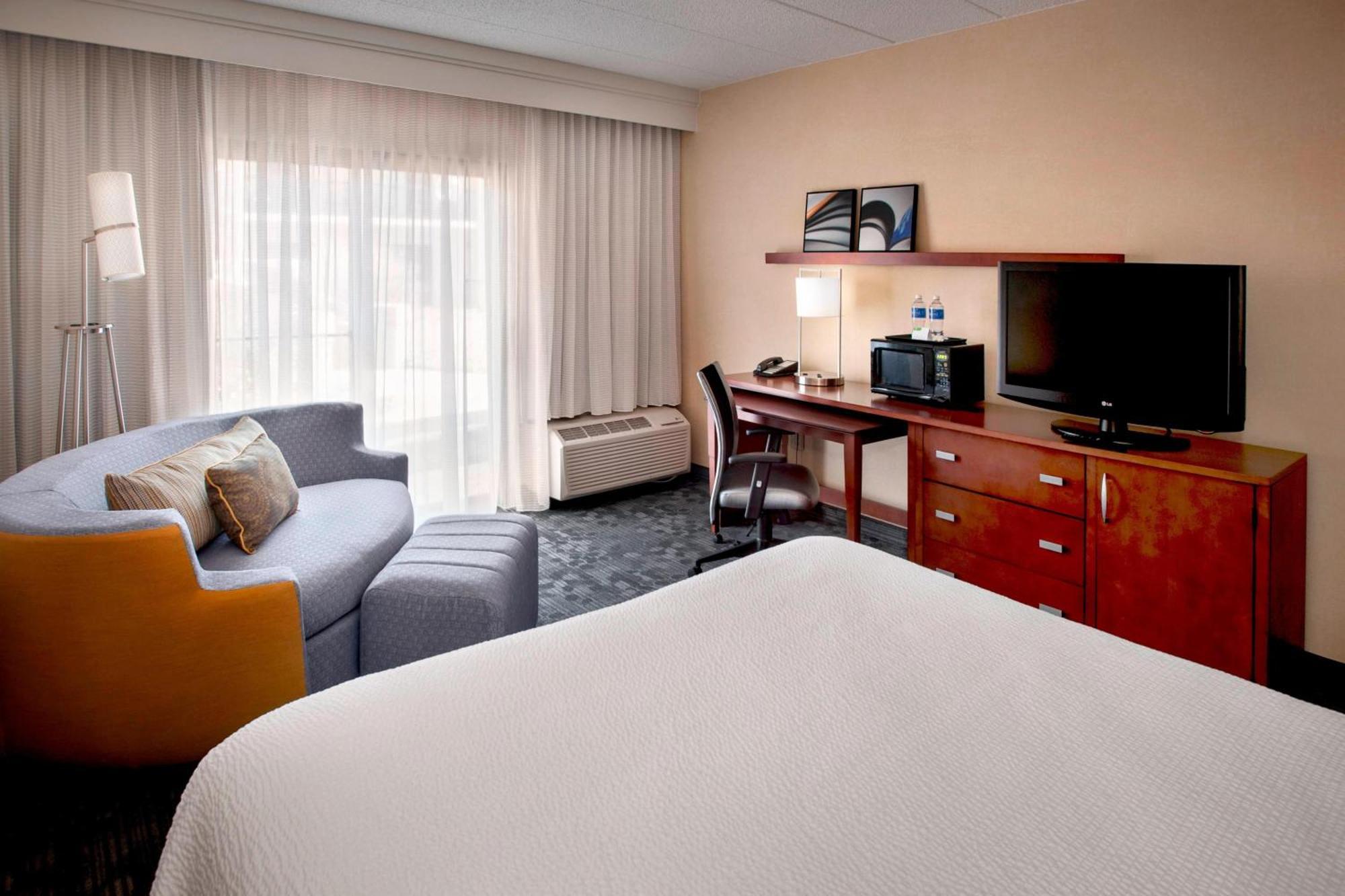 Отель Courtyard By Marriott Hartford Windsor Airport Экстерьер фото