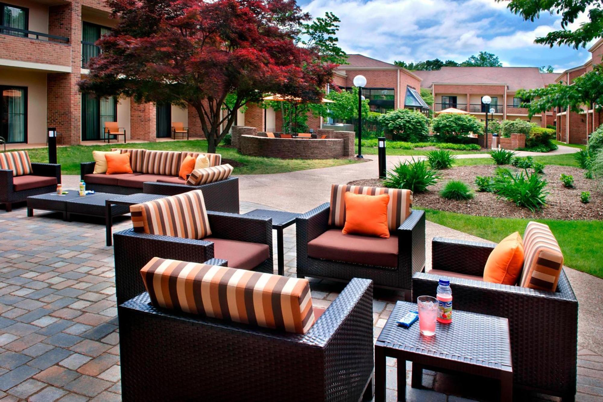 Отель Courtyard By Marriott Hartford Windsor Airport Экстерьер фото