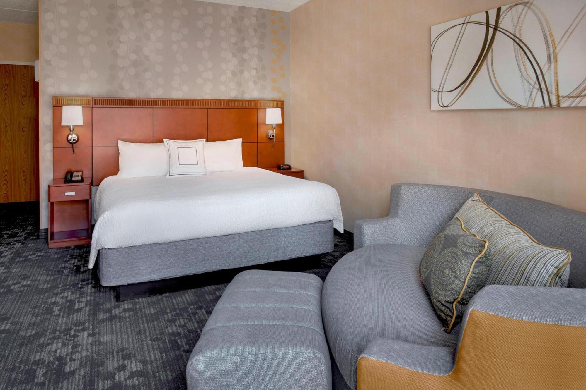Отель Courtyard By Marriott Hartford Windsor Airport Экстерьер фото