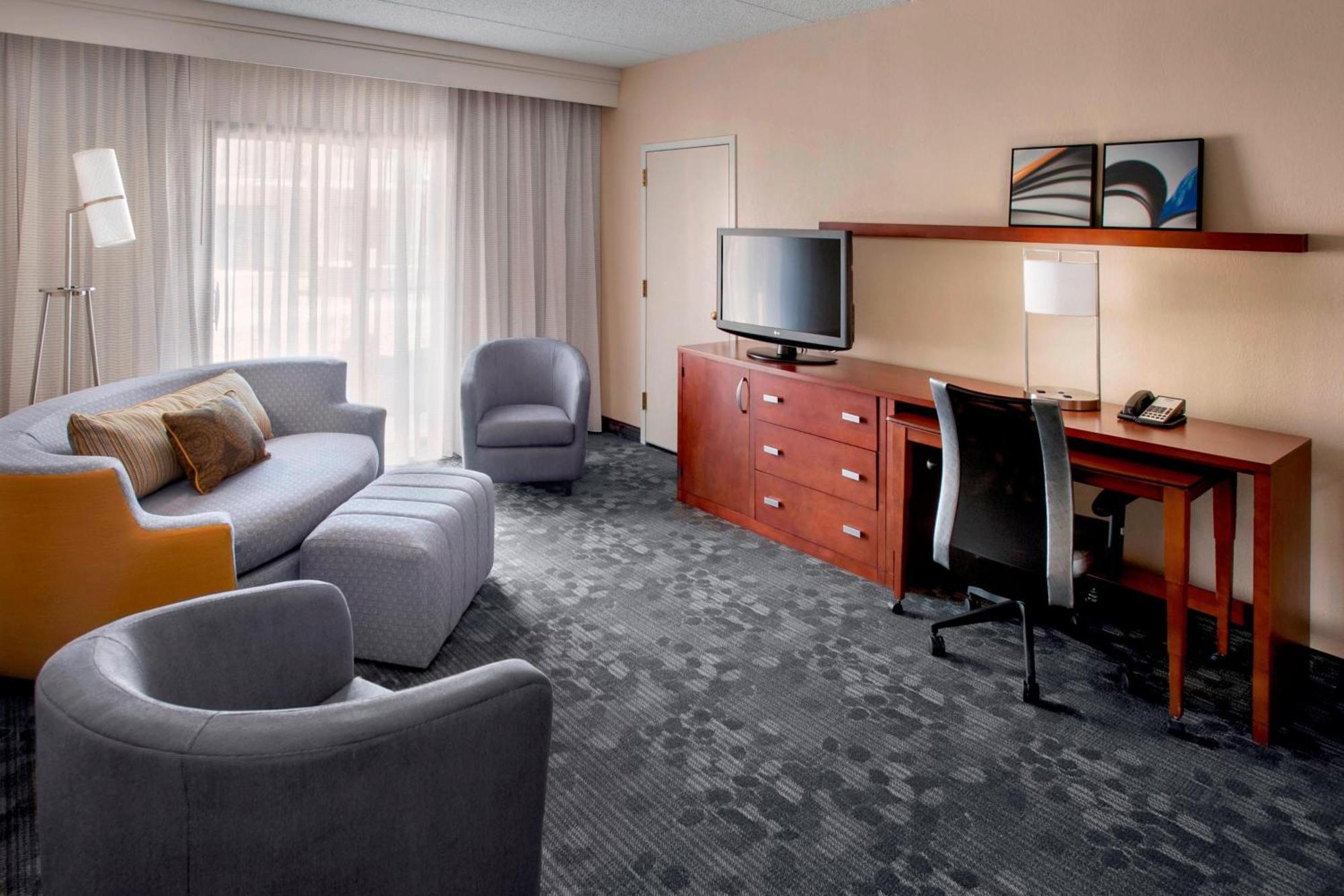 Отель Courtyard By Marriott Hartford Windsor Airport Экстерьер фото