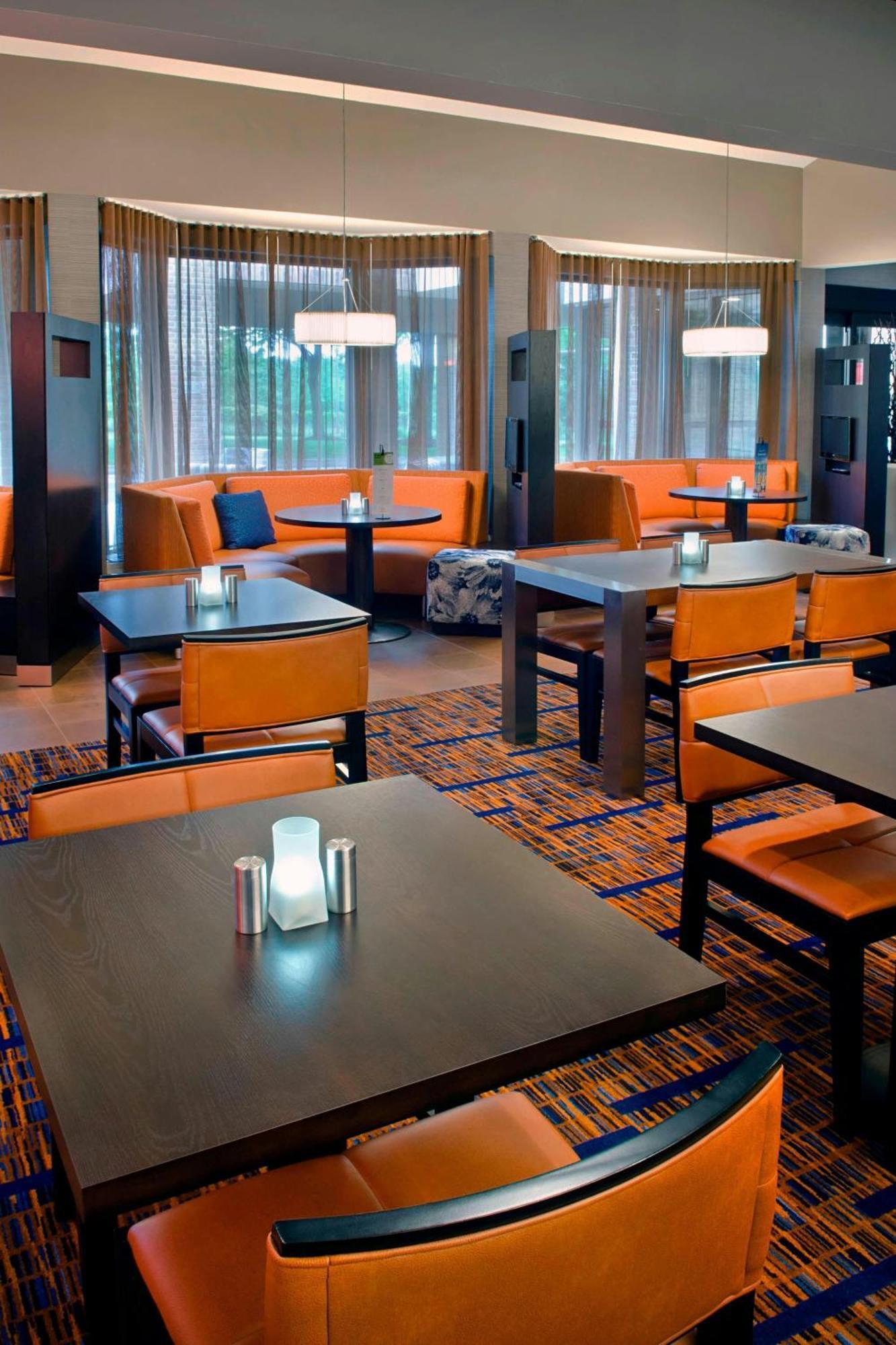 Отель Courtyard By Marriott Hartford Windsor Airport Экстерьер фото