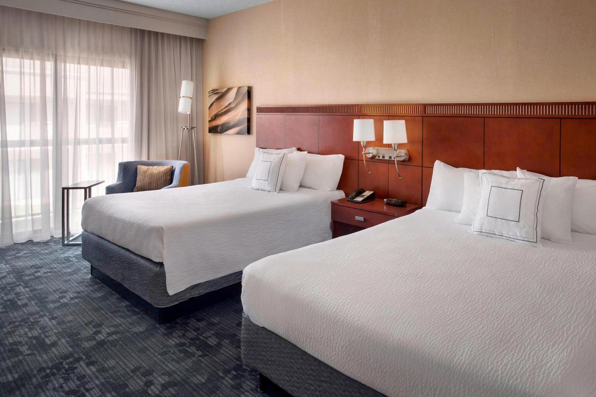 Отель Courtyard By Marriott Hartford Windsor Airport Экстерьер фото