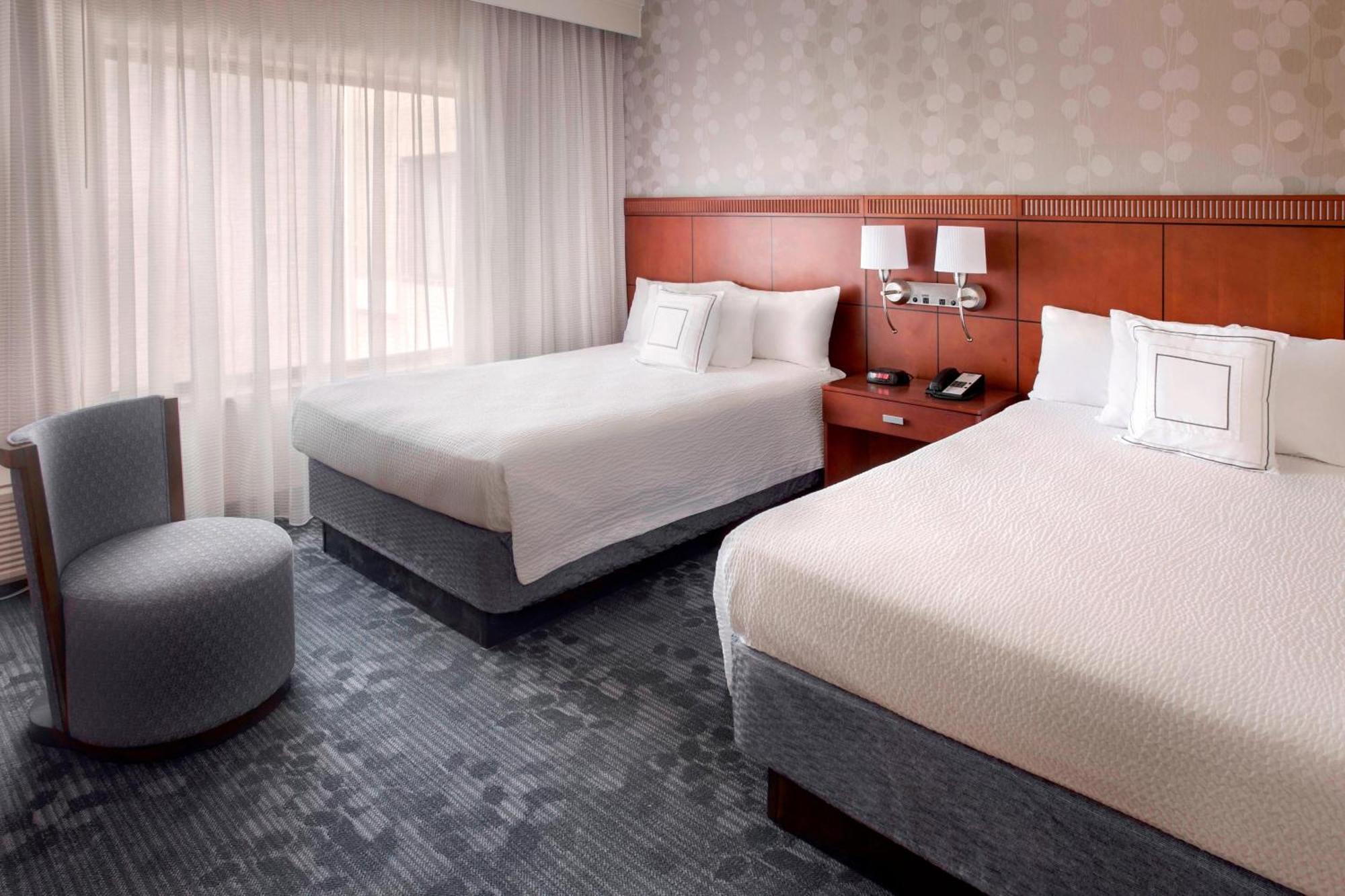 Отель Courtyard By Marriott Hartford Windsor Airport Экстерьер фото