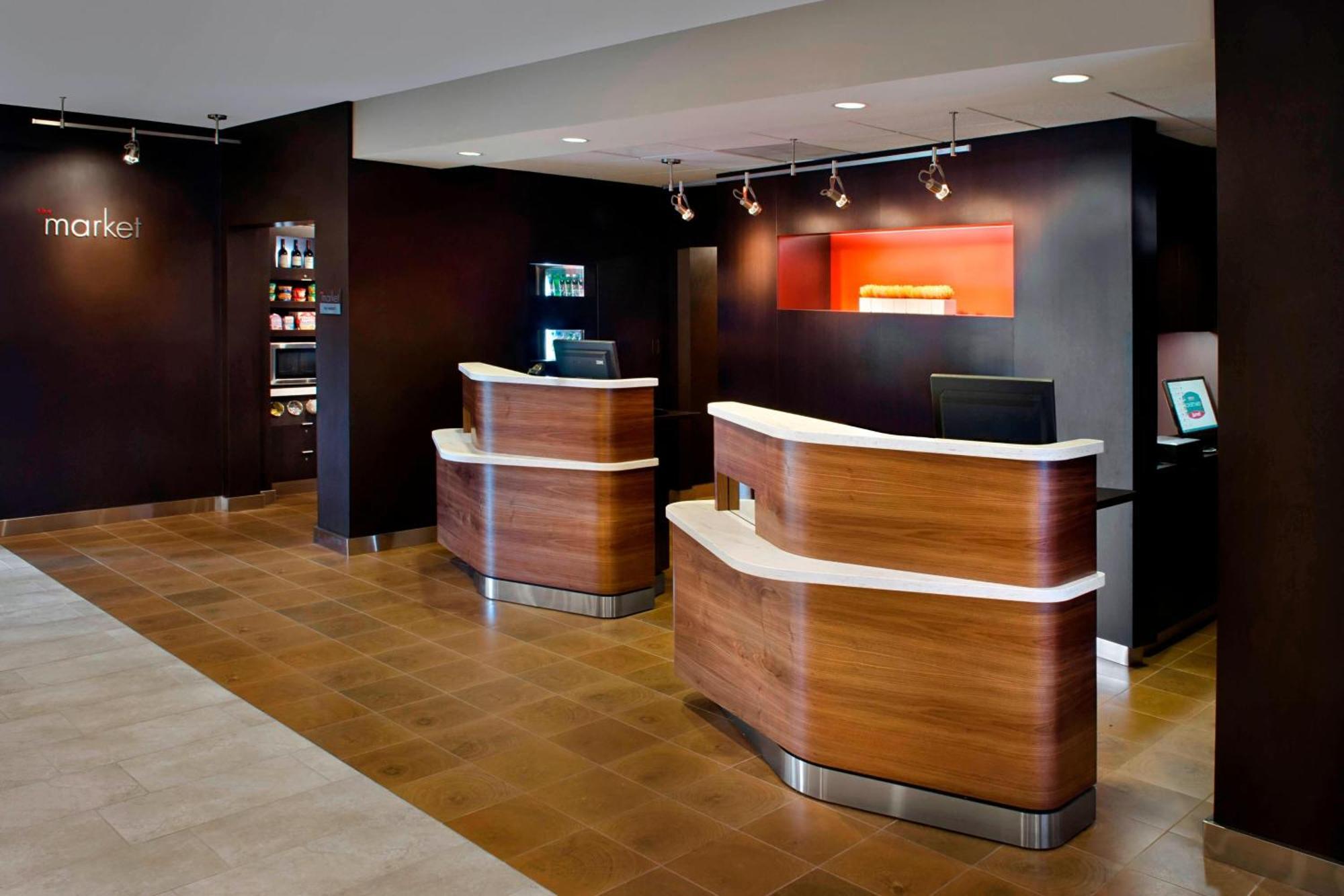 Отель Courtyard By Marriott Hartford Windsor Airport Экстерьер фото