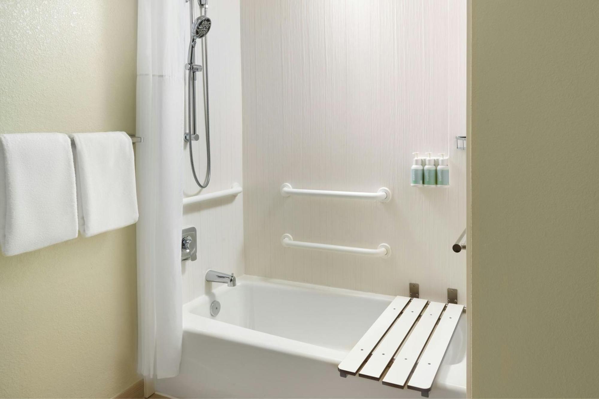 Отель Courtyard By Marriott Hartford Windsor Airport Экстерьер фото