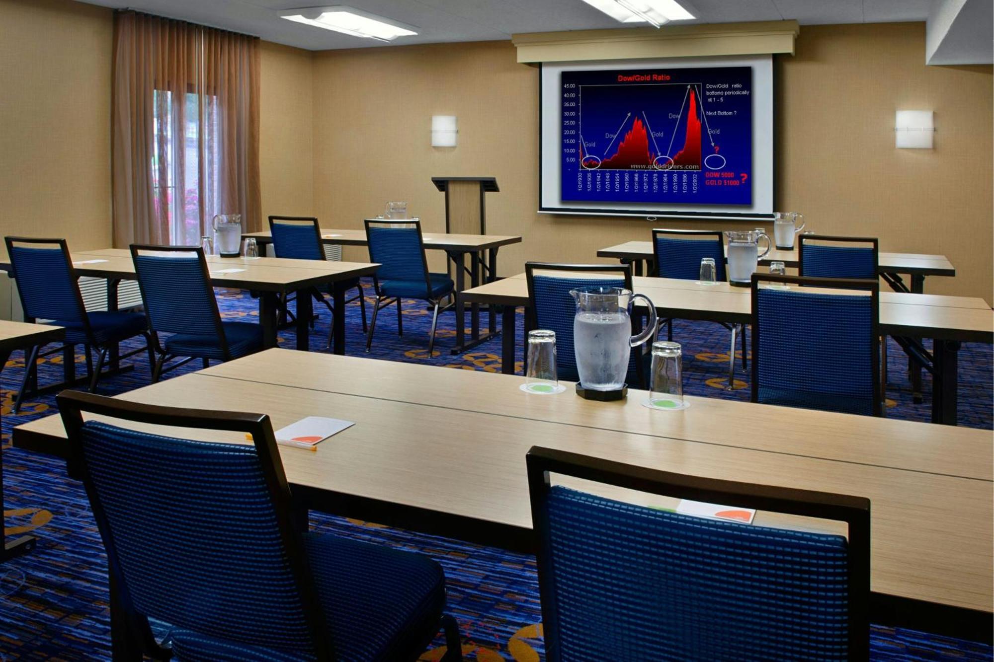 Отель Courtyard By Marriott Hartford Windsor Airport Экстерьер фото